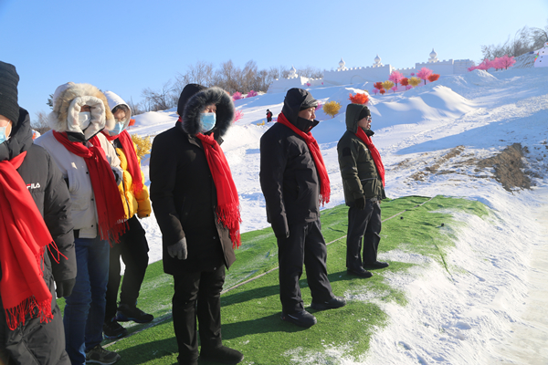 21.集团副董事长马秉臣等向导视察雪场_副本.jpg